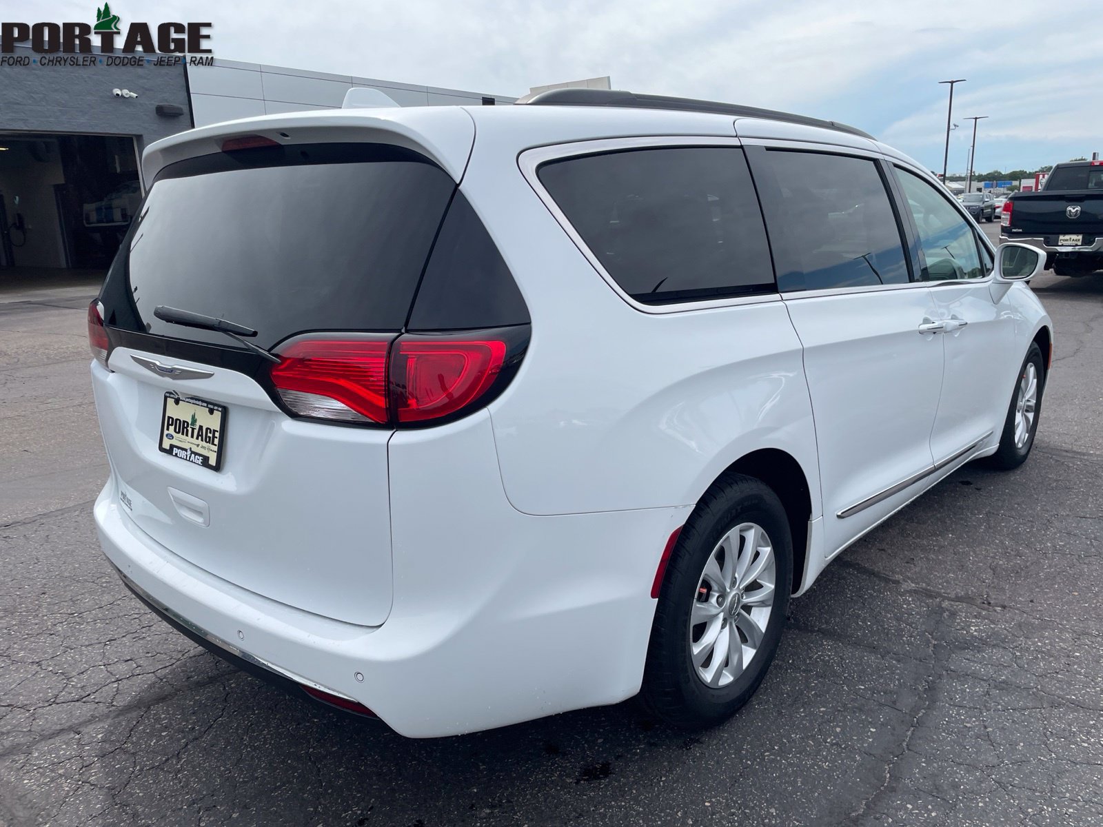 Used 2017 Chrysler Pacifica Touring-L FWD image 6