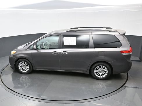 Used 2013 Toyota Sienna XLE image 37