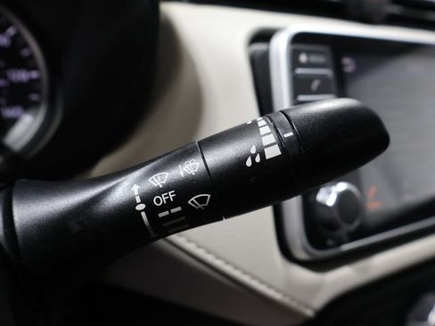 Used 2021 Nissan Versa SV image 24