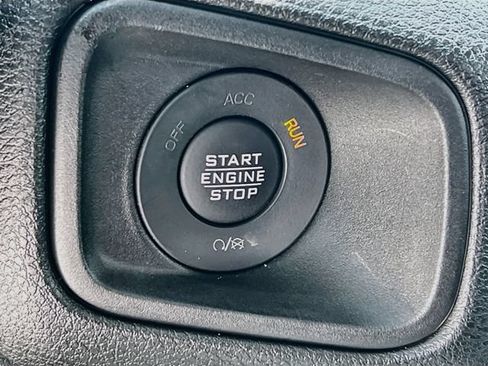 Used 2025 Jeep Gladiator Sport AWD/4WD image 19