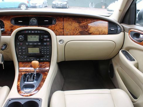 Used 2006 Jaguar XJ8 RWD image 9