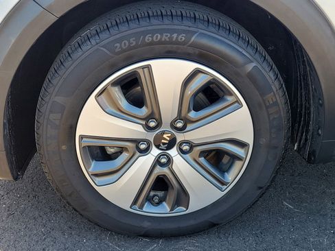 Used 2018 Kia Niro LX image 11