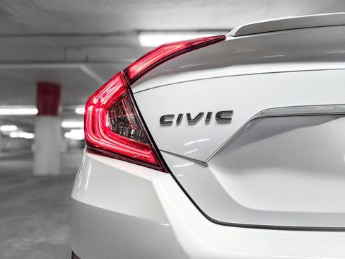Used 2018 Honda Civic Touring image 9