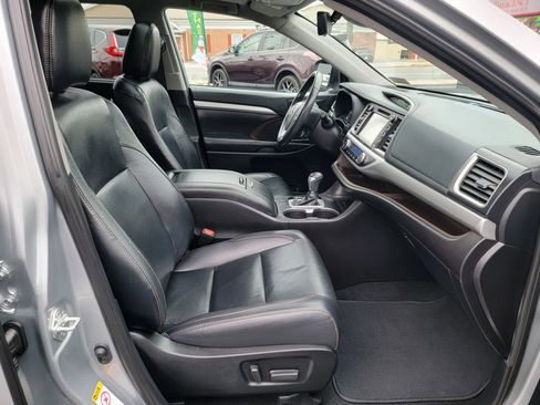 Used 2019 Toyota Highlander XLE image 18