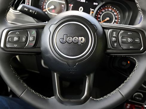 Used 2025 Jeep Wrangler Unlimited Rubicon AWD/4WD image 19