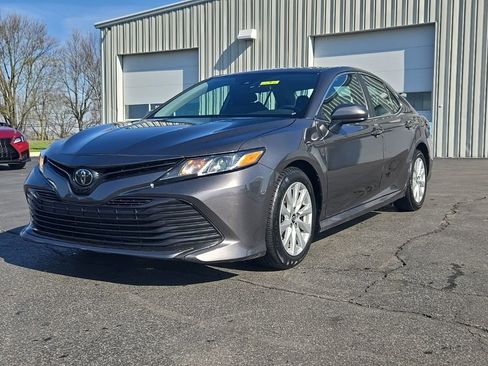 Used 2019 Toyota Camry LE image 3