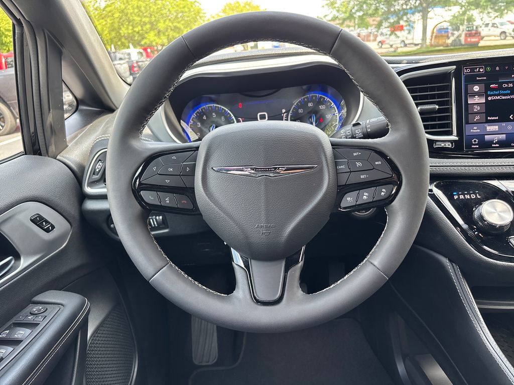 Used 2025 Chrysler Pacifica Limited FWD image 9