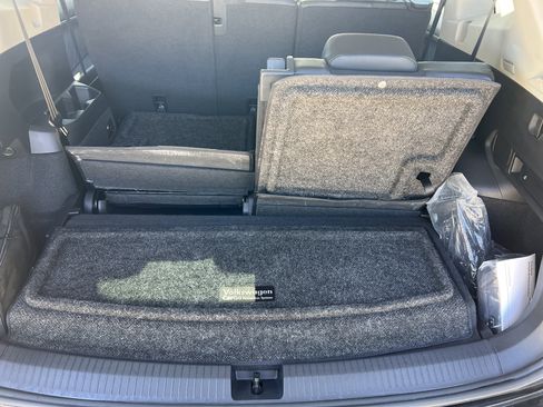 Certified 2023 Volkswagen Tiguan SE image 32