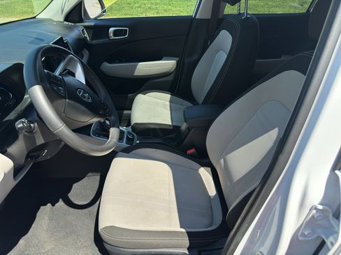 Used 2025 Hyundai Venue SEL image 16