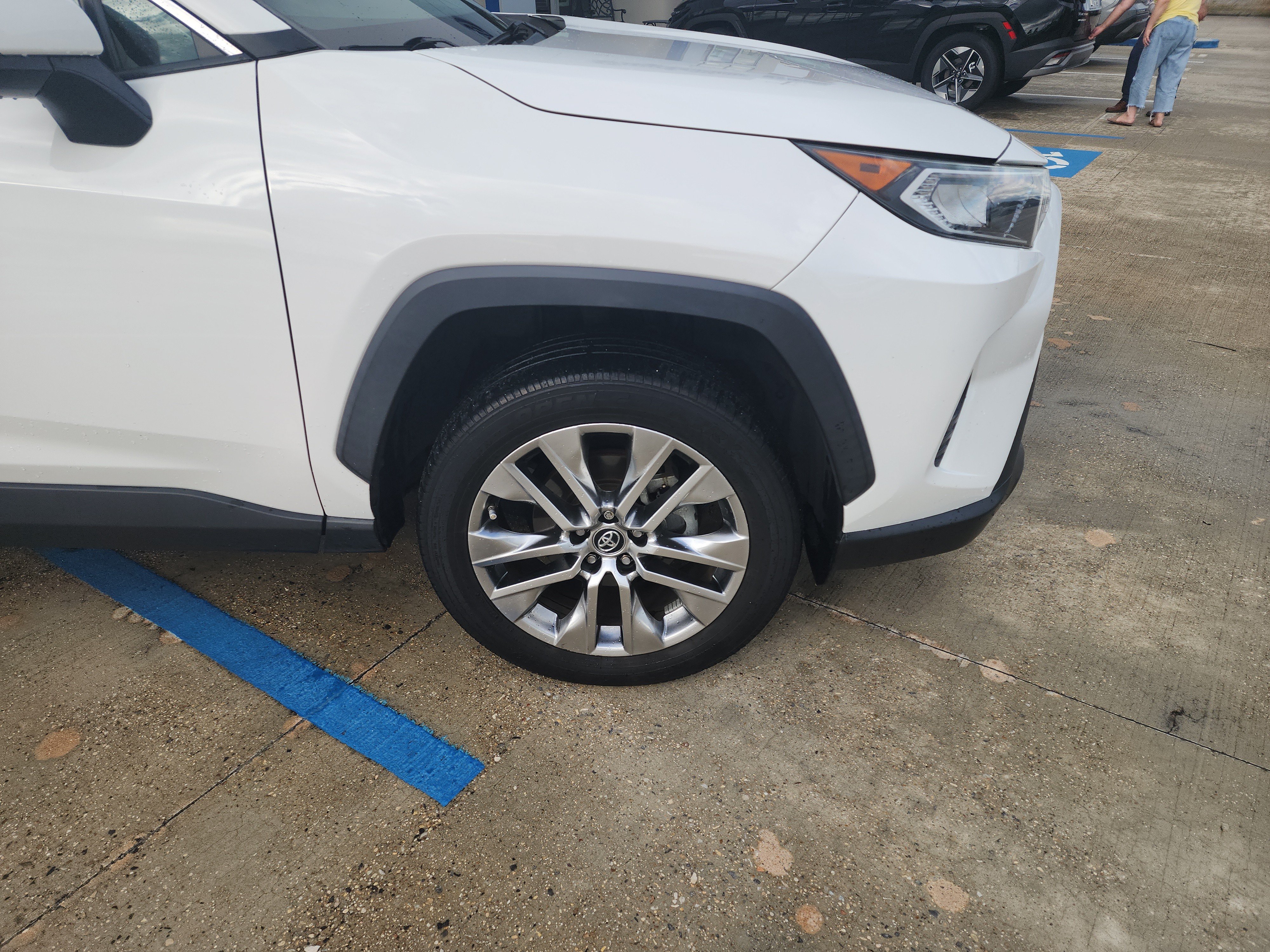 Used 2019 Toyota RAV4 XLE Premium FWD image 9