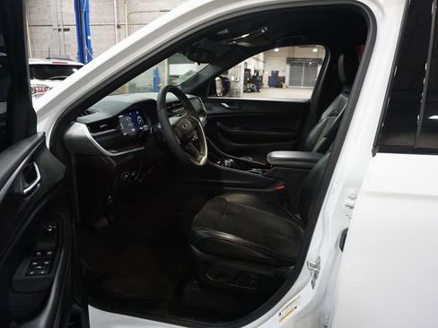 Used 2023 Jeep Grand Cherokee L Laredo image 2