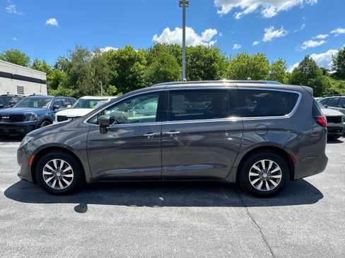 Used 2020 Chrysler Pacifica Touring-L Plus FWD image 3