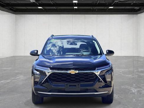 Used 2025 Chevrolet Trax LT w/ LT Convenience Package FWD image 2