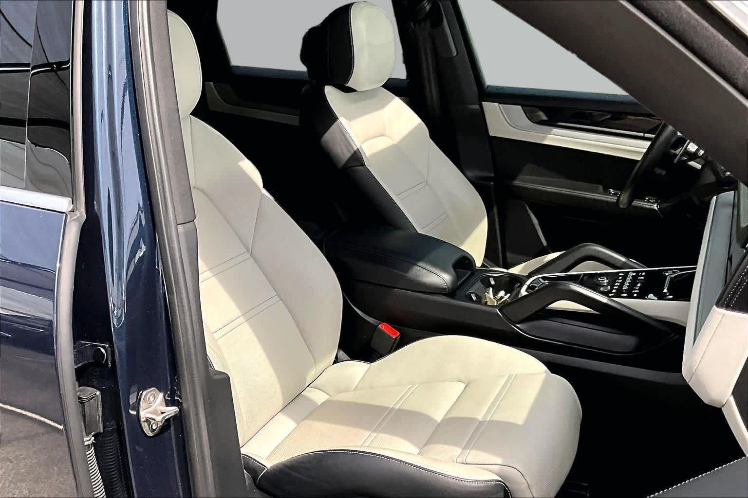 Used 2024 Porsche Cayenne AWD/4WD image 9