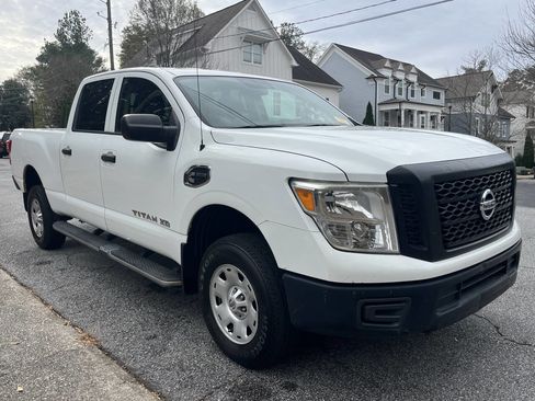 Used 2017 Nissan Titan S image 2