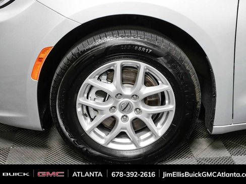 Used 2024 Chrysler Pacifica Touring-L FWD image 37