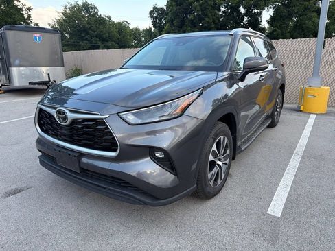 Used 2022 Toyota Highlander XLE AWD/4WD image 1