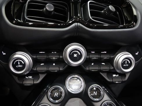 Used 2022 Aston Martin V8 Vantage Roadster image 14