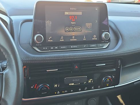 Used 2021 Nissan Rogue SV w/ Premium Package image 16