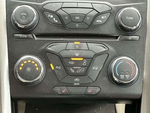 Used 2017 Ford Fusion SE FWD image 13