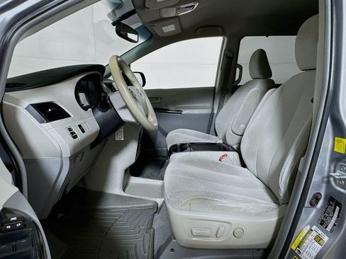Used 2011 Toyota Sienna LE FWD image 17