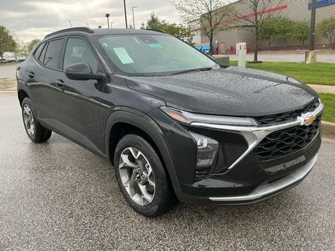 New 2026 Chevrolet Trax LT w/ Driver Confidence Package FWD image 2