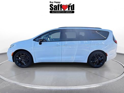 New 2026 Chrysler Pacifica Limited w/ Uconnect Theater Family Group FWD image 6