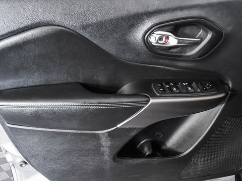 Used 2019 Jeep Cherokee Latitude w/ Popular Appearance Group image 20