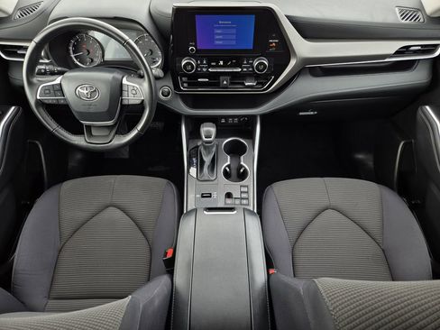 Used 2025 Toyota Highlander LE FWD image 13