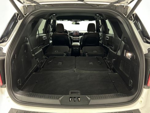 Used 2020 Ford Explorer XLT AWD/4WD image 34