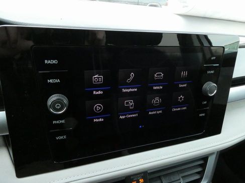 Certified 2025 Volkswagen Taos SE FWD image 6