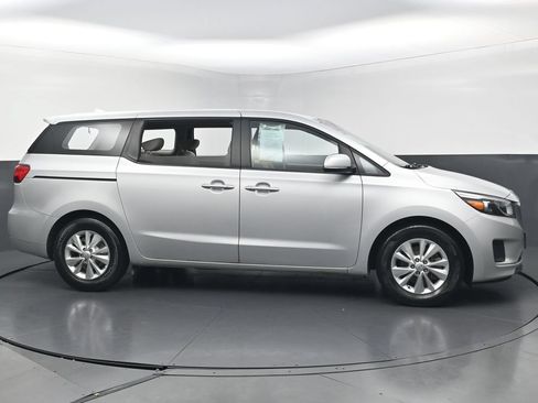 Used 2018 Kia Sedona L FWD image 6