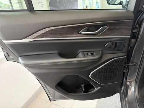 Used 2022 Jeep Grand Cherokee Limited AWD/4WD image 16
