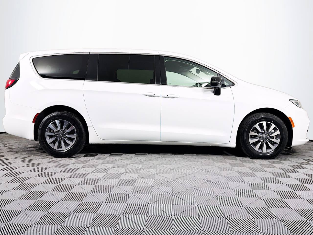 Used 2024 Chrysler Pacifica Limited FWD image 26