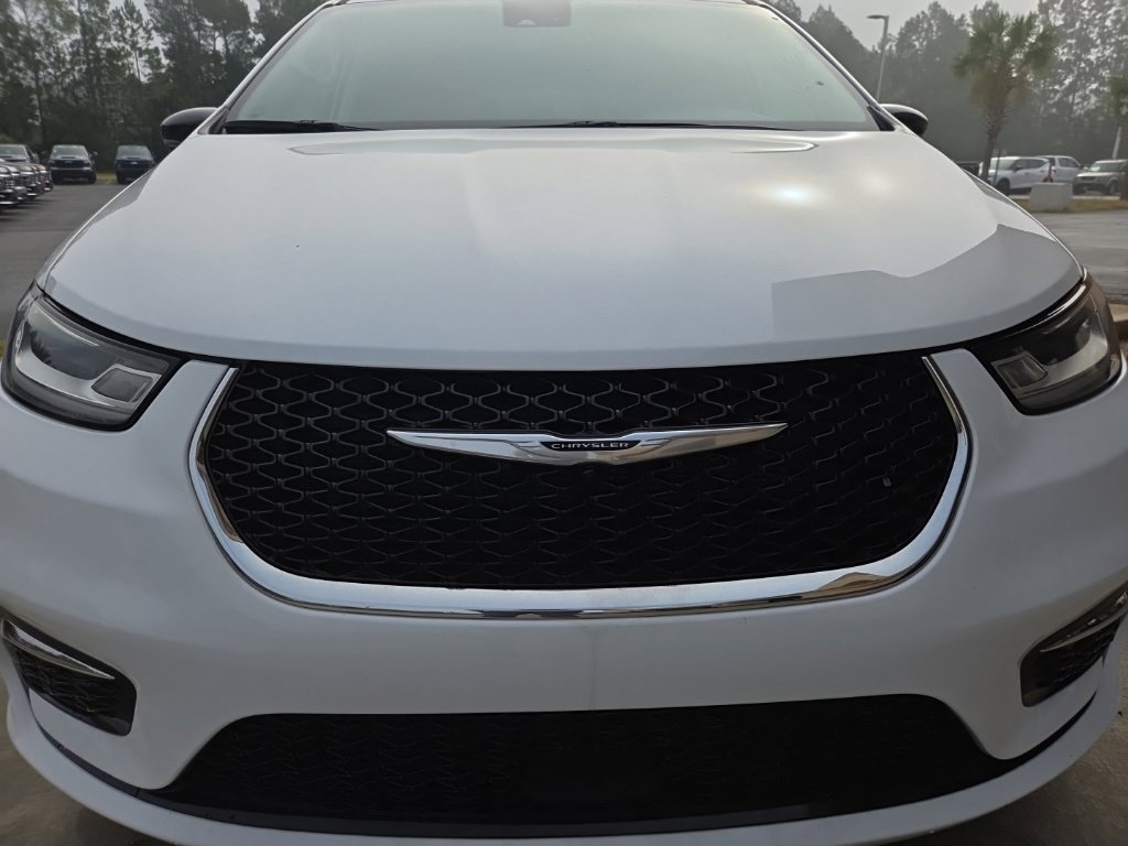 Used 2024 Chrysler Pacifica Touring-L FWD image 18