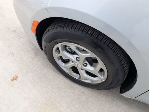 Used 2024 Chrysler Pacifica Limited image 8