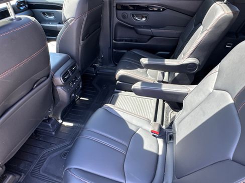 Used 2025 Honda Pilot TrailSport image 25