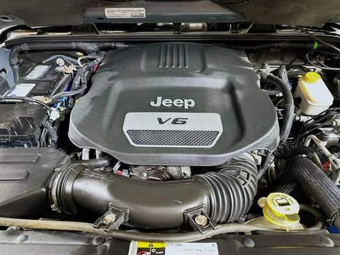 Used 2015 Jeep Wrangler Unlimited Sahara w/ Dual Top Group image 27