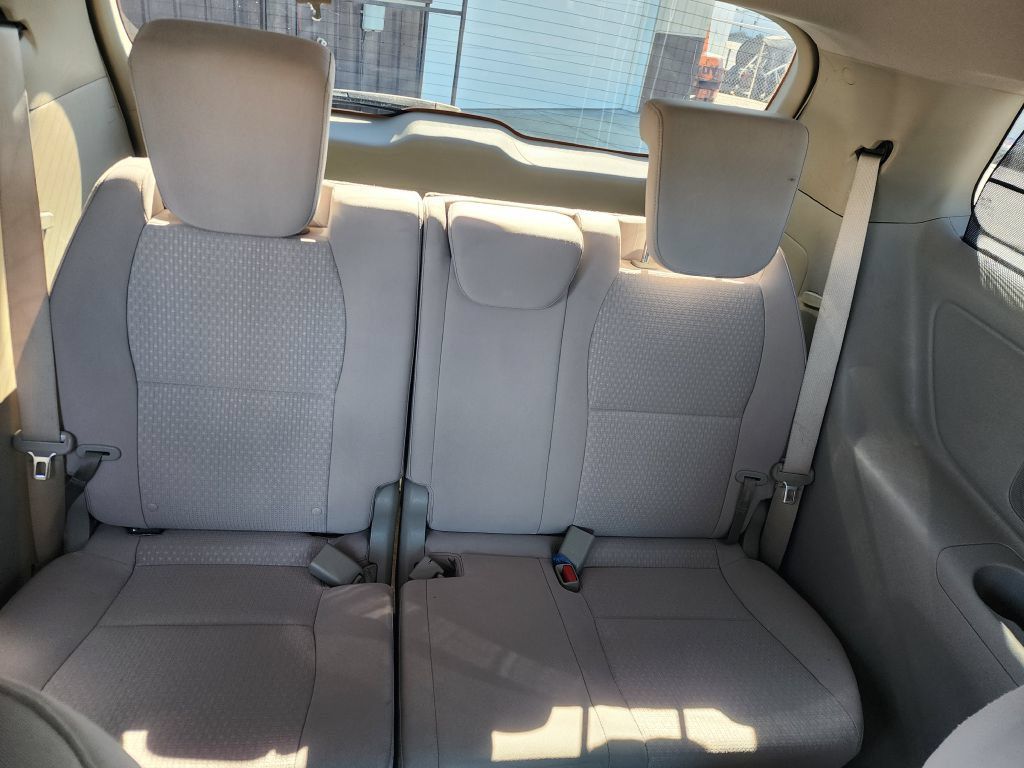 Used 2016 Kia Sedona LX w/ Option Group 020 FWD image 9