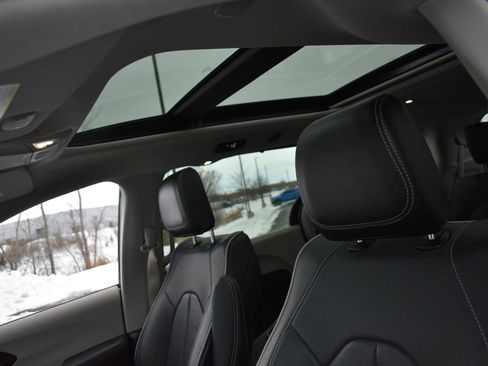 Used 2024 Chrysler Pacifica Limited image 13