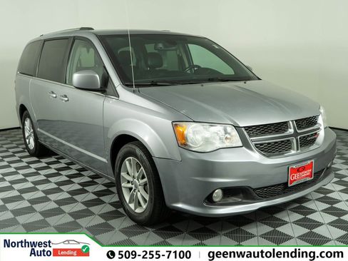 Used 2018 Dodge Grand Caravan SXT image 2