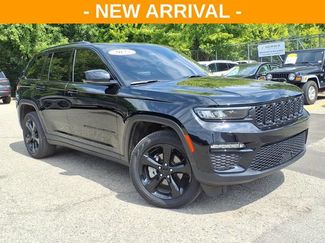 Used 2025 Jeep Grand Cherokee Limited w/ Black Appearance Package AWD/4WD video 1