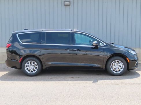 New 2026 Chrysler Pacifica Select image 2