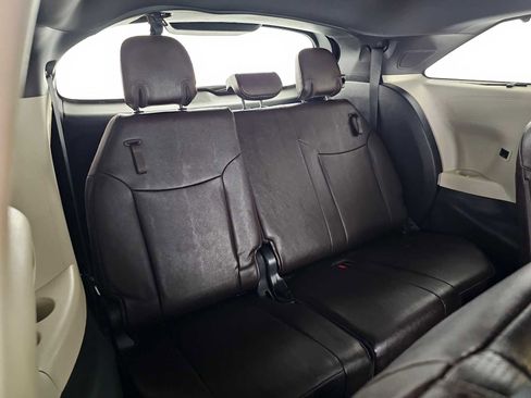Used 2022 Toyota Sienna Platinum image 13