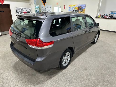 Used 2012 Toyota Sienna image 9