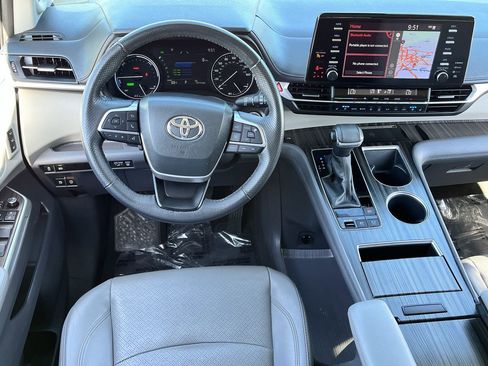 Used 2024 Toyota Sienna Limited FWD image 10