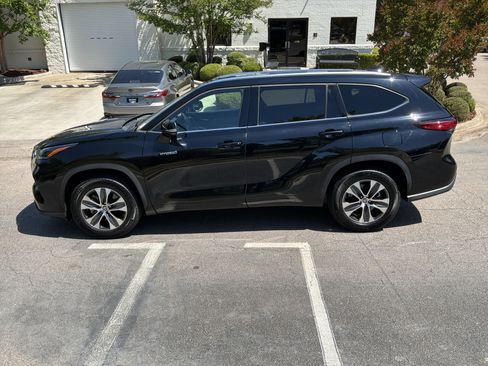 Used 2021 Toyota Highlander XLE FWD image 7