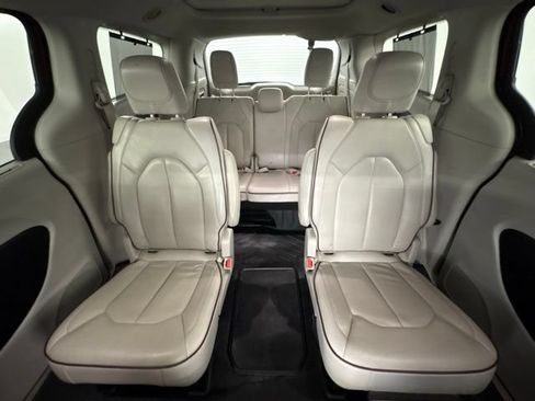 Used 2020 Chrysler Pacifica Limited w/ Advanced Safetytec Group FWD image 19