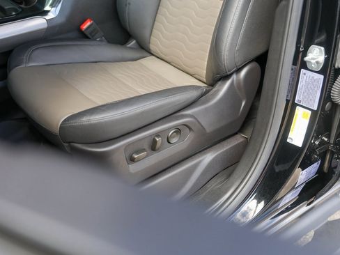 Used 2025 Chevrolet Silverado 2500 ZR2 w/ Technology Package image 11