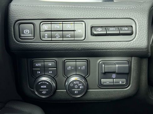 Used 2024 GMC Yukon Denali w/ Denali Reserve Package image 18